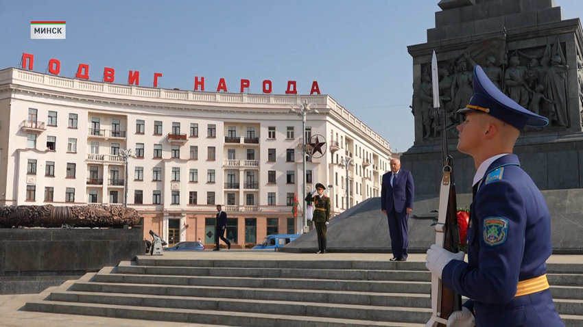 Ахмед Аттаф принял участие в церемонии возложения венка к монументу Победы