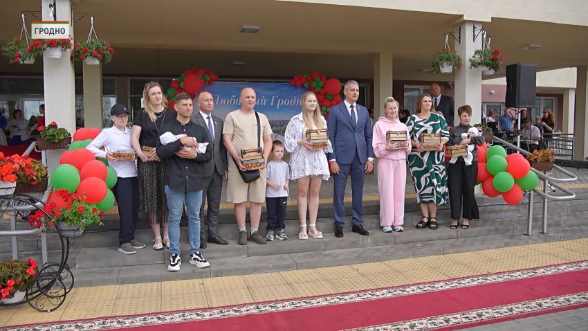 Семейный оберег: в Гродно многодетным семьям вручили «Бацькаву кашулю»