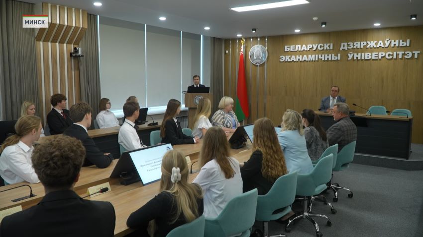 Сергей Сивец провел встречу с учащимися БГЭУ в преддверии Дня народного единства
