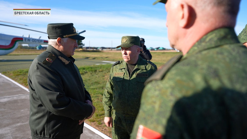 Лукашенко посещает полигон Обуз-Лесновский для оценки систем связи в войсках