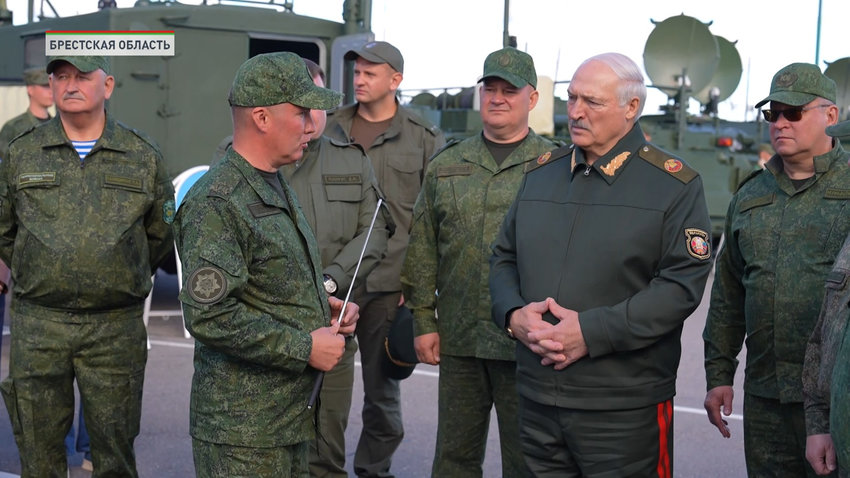 Лукашенко посетил полигон Обуз-Лесновский для оценки систем связи в войсках