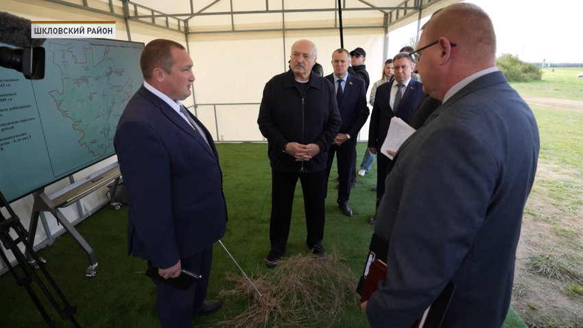 «Мне такие специалисты не нужны»: Лукашенко раскритиковал качество уборки льна в Шкловском районе