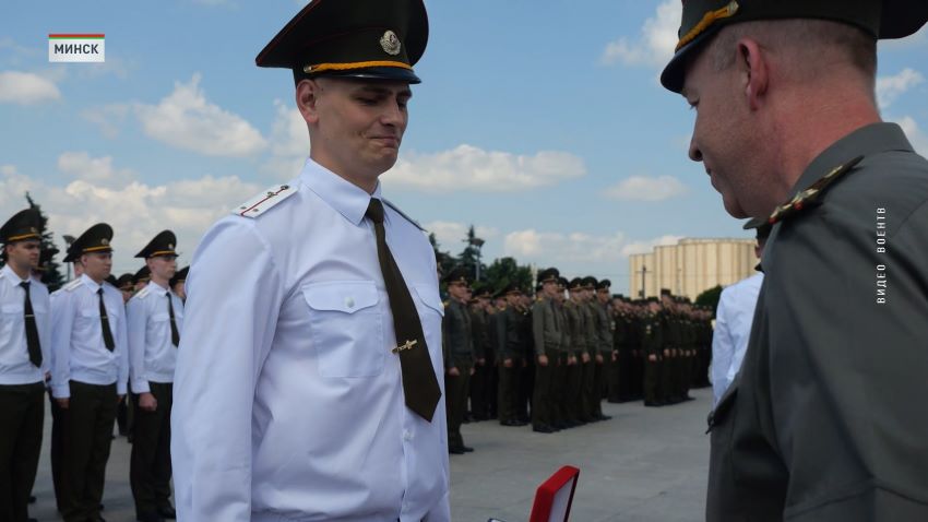 29 лейтенантов-медиков получили дипломы о высшем образовании на площади Государственного флага