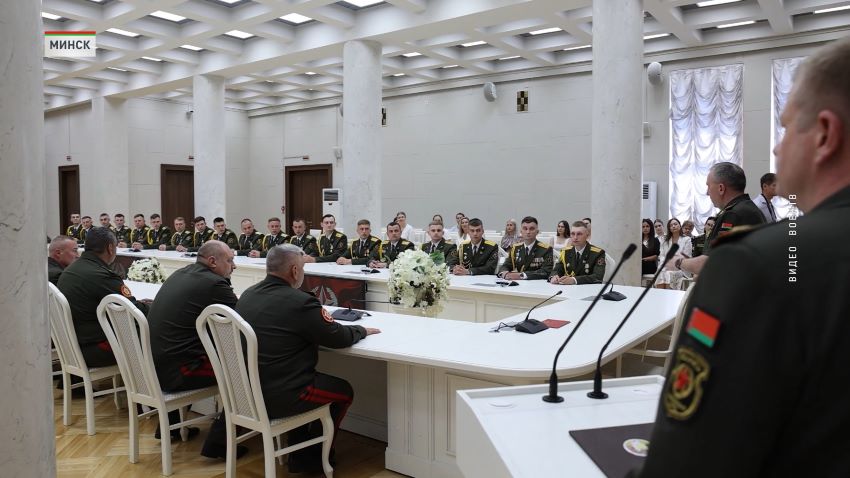 Виктор Хренин в преддверии Дня Независимости вручил госнаграды военнослужащим Вооруженных Сил