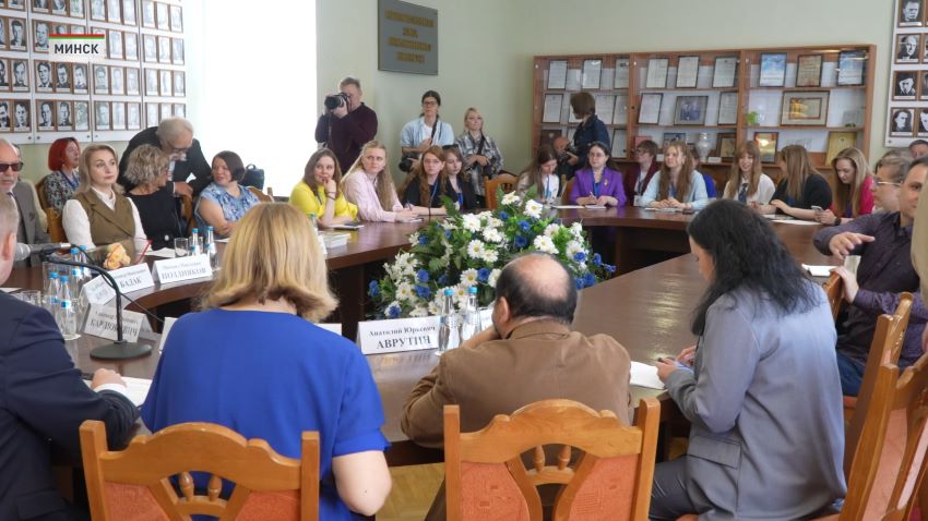Классические романы и актуальная публицистика. Минск принимает I Форум молодых литераторов Беларуси, сообщили в программе «Беларусь.Новости». Свои рукописи в столицу привезли более 40 амбициозных писателей. Два дня они будут работать на творческих секциях, и вместе с опытными редакторами искать формулу идеального текста. Наставники высоко оценивают потенциал молодёжи: у многих ребят уже изданы дебютные книги. Проект поможет авторам сделать шаг от ранних публикаций к настоящим бестселлерам. Наталья Голубева, студентка факультета журналистики Белорусского государственного университета: Я пачала пісаць вершы ў дзявятым класе. Пішу пра каханне, вясну, прыроду – пра тое, што заўседы натхняе нас, дзяўчат. Удзел у форуме дасць мне новыя знаемствы і новы вопыт.  Полина Дворянская, студентка филологического факультета Белорусского государственного университета: Мне хочацца падзяліцца з чытачамі, з усімі зацікаўленымі сваей творчасцю на важныя для мяне тэмы.  Задача форума – открыть ребятам дверь в профессиональное литературное будущее. Тексты молодых авторов объективно разберут именитые редакторы. Открытая дискуссия о перспективах современной белорусской литературы пройдет в национальной библиотеке. Помимо прочего, там расскажут о возможностях, которые государство готово предоставить новому поколению писателей