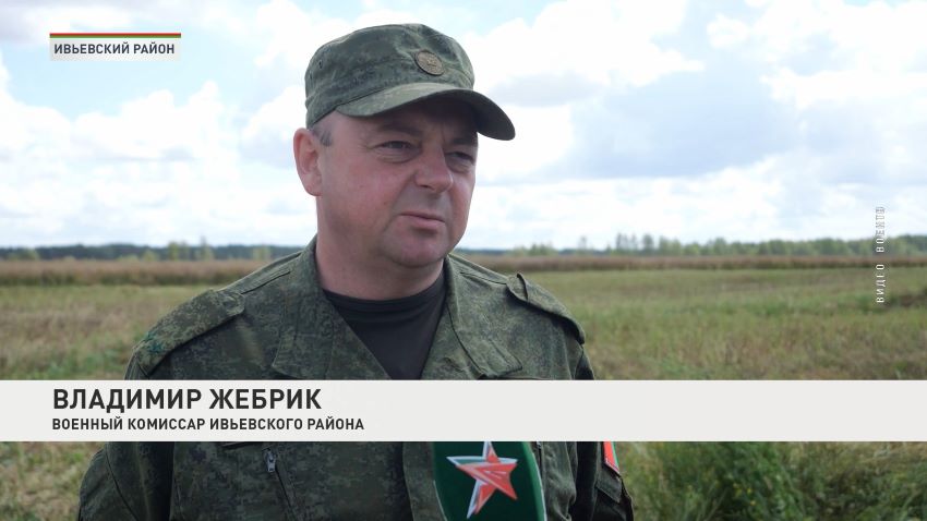 Военнослужащие помогают на уборке урожая в Гродненской области