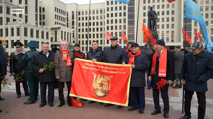 У памятника вождю Октябрьской революции собрались представители политических партий, общественных объединений и молодежь