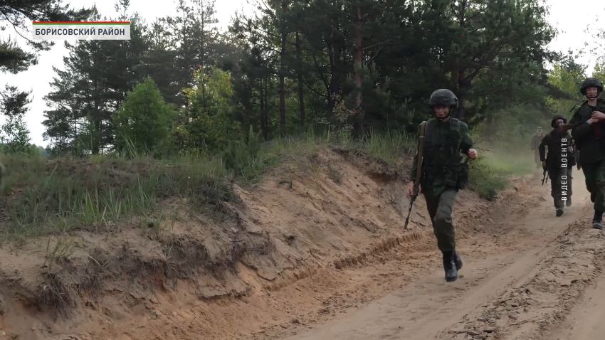 Финал третьего сезона военно-патриотического турнира «Вызов» состоялся в Борисовском районе, сообщили в программе «Беларусь. Новости».  В решающем этапе боролись четыре команды: от столицы, а также Минской, Гродненской и Брестской областей. Ребятам необходимо было продемонстрировать свою стойкость, силу и выносливость, умение работать сообща. В программе – марш-броски, обкатка танком, захват здания и позиций противника. При этом созданные условия были максимально приближенными к реальным боевым заданиям. Ирина Синькевич, пресс-секретарь РОО «Патриоты Беларуси»: Мы прошли большой путь в целый год: почти 800 ребят приняли участие именно в этом сезоне, а это огромный масштаб. Мы проехали всю страну. Это третий сезон турнира, сейчас в финале у нас 40 человек, то есть это 4 команды по 10 человек от каждой. Первый раз у нас в Минске прошел в финал. Ребята молодцы, постарались.  Завершился турнир церемонией награждения. Ребят отметили призами. Победителям вручили часы от министра обороны. Также состоялся концерт и день открытых дверей в учебном центре Военной академии