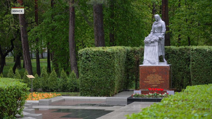 В преддверии Дня Победы депутаты почтили память погибших в ВОВ солдат у мемориала в Минске