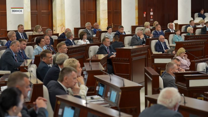 Исполнение бюджета и надзор за использованием государственной собственности: такие приоритеты в работе Комитета государственного контроля обозначил его председатель Василий Герасимов. Работа КГК по координации деятельности контролирующих и надзорных органов страны 9 июня в центре внимания совместного заседания Совета Республики и Палаты представителей, сообщили в программе «Беларусь. Новости». В Беларуси по-прежнему фиксируются факты хищений государственных средств. В 2025 году было выявлено более 150 коррупционных преступлений. Кроме того, финансовая милиция Комитета госконтроля вскрыла почти 200 преступлений, связанных с уклонением от уплаты налогов. Особый фокус внимания – на сфере торговли и общественного питания. К примеру, в прошлом году из 2800 проверенных объектов в 70% были выявлены нарушения. Также акцент на пресечении необоснованного расходования бюджетных средств и экономии государственных ресурсов. Василий Герасимов, председатель Комитета государственного контроля Беларуси: К примеру, частник за 2,5 года оказал филиалам «Минскоблдорстроя» услуги по аренде самосвалов на сумму 6 миллионов рублей. За эти средства можно было приобрести более чем два десятка самосвалов. Аналогичная ситуация и с арендой работников. Так, Минский домостроительный комбинат заплатил частнику за специалистов по монтажу конструкций жилого дома по 165 рублей за человеко-час. В то время, как их собственным рабочим та же работа стоила в 12 раз дешевле – 14 рублей.  Под пристальным вниманием Комитета госконтроля также ситуация с долгостроями, вовлечение земель в хозяйственный оборот, мелиорация и эффективность использования на нее бюджетных средств, и многие другие сферы. КГК также жестко контролирует выполнение поручений главы государства: здесь отмечается значительное повышение исполнительской дисциплины