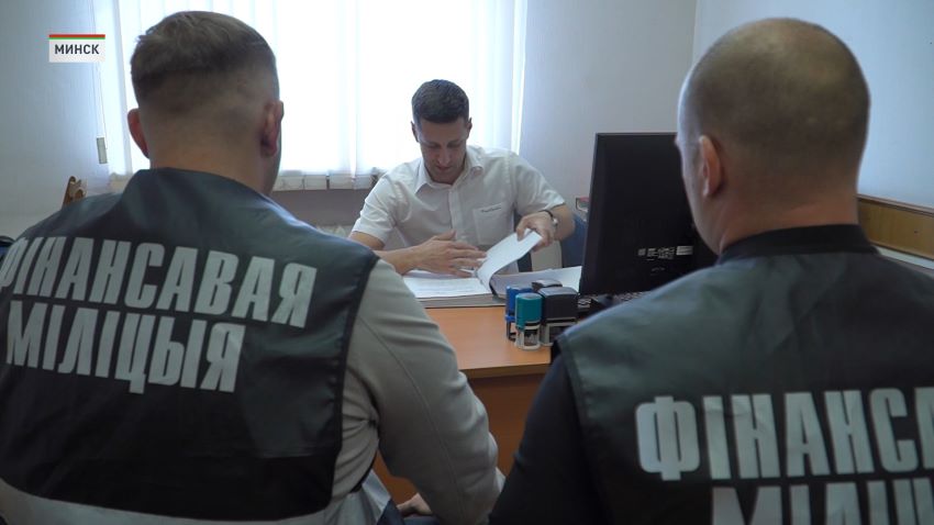 Исполнение бюджета и надзор за использованием государственной собственности: такие приоритеты в работе Комитета государственного контроля обозначил его председатель Василий Герасимов. Работа КГК по координации деятельности контролирующих и надзорных органов страны 9 июня в центре внимания совместного заседания Совета Республики и Палаты представителей, сообщили в программе «Беларусь. Новости». В Беларуси по-прежнему фиксируются факты хищений государственных средств. В 2025 году было выявлено более 150 коррупционных преступлений. Кроме того, финансовая милиция Комитета госконтроля вскрыла почти 200 преступлений, связанных с уклонением от уплаты налогов. Особый фокус внимания – на сфере торговли и общественного питания. К примеру, в прошлом году из 2800 проверенных объектов в 70% были выявлены нарушения. Также акцент на пресечении необоснованного расходования бюджетных средств и экономии государственных ресурсов. Василий Герасимов, председатель Комитета государственного контроля Беларуси: К примеру, частник за 2,5 года оказал филиалам «Минскоблдорстроя» услуги по аренде самосвалов на сумму 6 миллионов рублей. За эти средства можно было приобрести более чем два десятка самосвалов. Аналогичная ситуация и с арендой работников. Так, Минский домостроительный комбинат заплатил частнику за специалистов по монтажу конструкций жилого дома по 165 рублей за человеко-час. В то время, как их собственным рабочим та же работа стоила в 12 раз дешевле – 14 рублей.  Под пристальным вниманием Комитета госконтроля также ситуация с долгостроями, вовлечение земель в хозяйственный оборот, мелиорация и эффективность использования на нее бюджетных средств, и многие другие сферы. КГК также жестко контролирует выполнение поручений главы государства: здесь отмечается значительное повышение исполнительской дисциплины