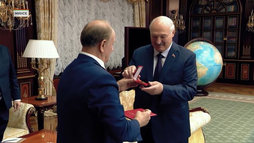 Зюганов вручил Лукашенко Ленинскую премию ЦК КПРФ