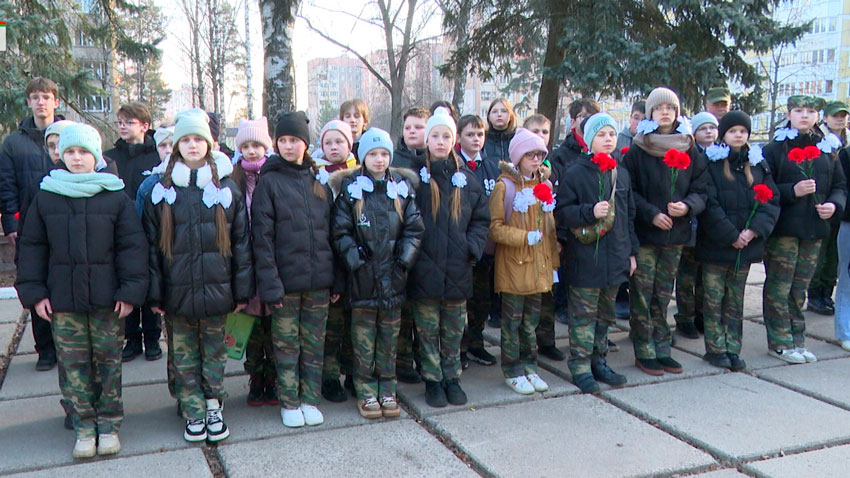 Сегодня на страже Родины стоит не только личный состав подразделения, но и ветераны, которые помогают воспитывать школьников в патриотическом духе.