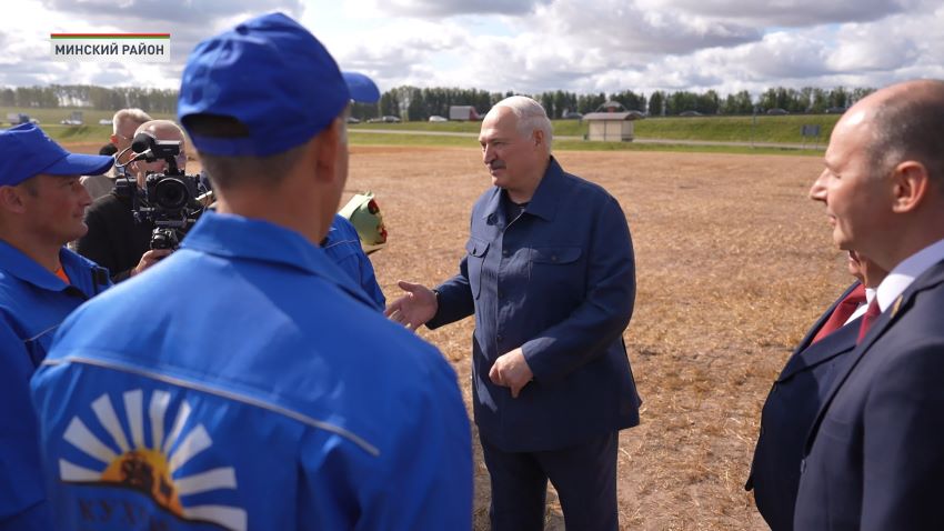Лукашенко подарил передовикам жатвы новые автомобили 