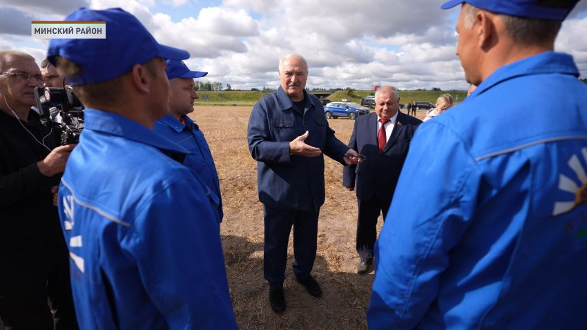 Лукашенко подарил передовикам жатвы новые автомобили 