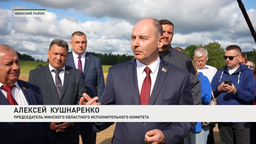 Лукашенко подарил передовикам жатвы новые автомобили 