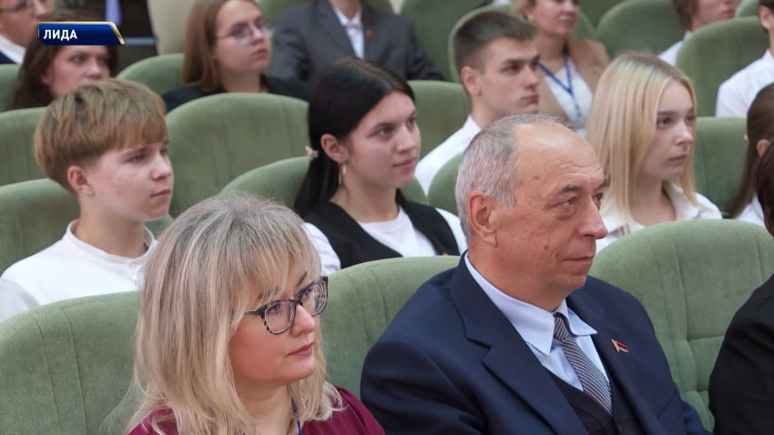 В единый день информирования Владимир Перцов обсудил с молодежью Лиды базовые ценности белорусов