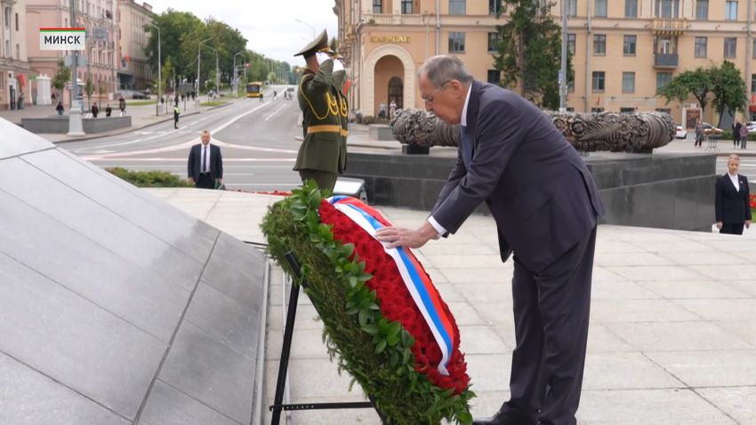 Сергей Лавров возложил венок к монументу Победы в Минске