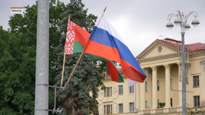 Сергей Лавров возложил венок к монументу Победы в Минске