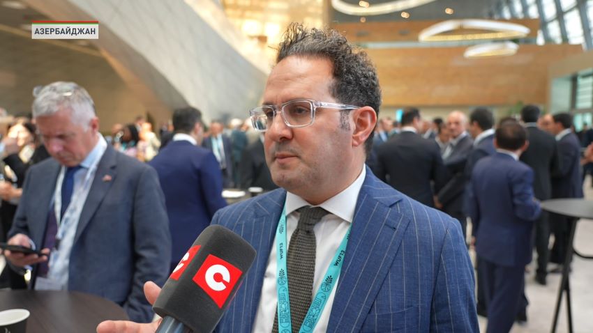 Парламентская делегация Беларуси принимает участие в сессии Всемирного форума городов в Азербайджане. Баку на несколько дней стал центром глобальных дискуссий по градостроительству и устойчивому развитию мегаполисов. Форум проходит под эгидой ООН уже в 13-ый раз, сообщили в программе «Беларусь.Новости». Белорусскую делегацию, на этом масштабном мероприятии возглавил Председатель Палаты Представителей Национального собрания. Игоря Сергеенко поприветствовал Президент Азербайджана и исполнительный директор Программы ООН по населенным пунктам. На форуме собрались более 40 тысяч человек из 180-ти стран: эксперты, градостроители и политики. В центре внимания – вызовы современности. От экологии и транспортной инфраструктуры, до цифровизации городских сервисов и повышения качества жизни населения.  Так, по данным ООН порядка 3 миллиардов человек сегодня не имеют надлежащего жилья. Свышет 1 миллиарда живут в трущобах. Эксперты говорят о глобальном жилищном кризисе, и призывают к срочным действиям. Самер Багаин, заместитель главы Королевского института городского планирования (Великобритания): Главная проблема – это доступное жилье, транспорт, чистый воздух, возможность людей передвигаться без необходимости страдать от пробок. Это устойчивость городов. Как мы видели вчера, например, здесь были сильные дожди. Как обеспечить бесперебойную работу служб, особенно в условиях таких стрессовых ситуаций, как дождь или стихийные бедствия? Поэтому мы придаем огромное значение бесперебойной работе городов. Но также важно уделять больше внимания развитию потенциала, обучению профессионалов, которые помогут руководителям городов поддерживать работу служб. Визит проходит по поручению Президента. Помимо участия в форуме, Белорусская делегация проведет ряд встреч на высшем и высоком уровне с официальными лицами Азербайджана. Ожидается, что это даст новый импульс развитию партнерства в ключевых сферах между Минском и Баку