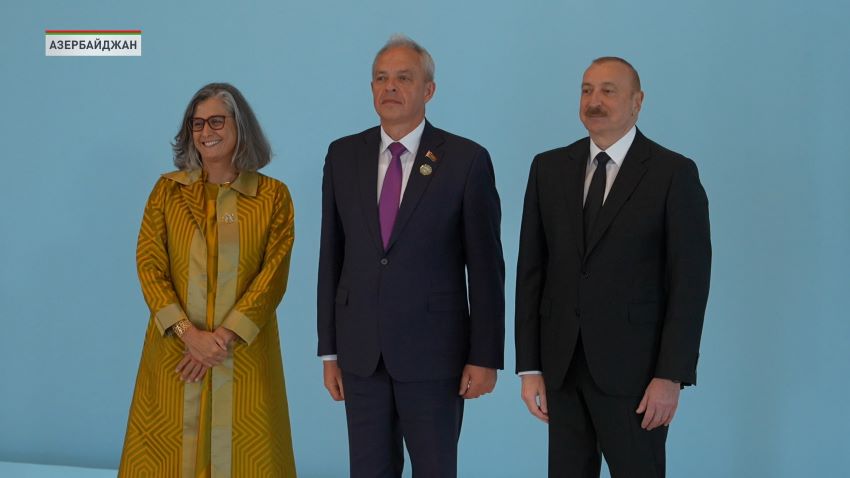 Парламентская делегация Беларуси принимает участие в сессии Всемирного форума городов в Азербайджане. Баку на несколько дней стал центром глобальных дискуссий по градостроительству и устойчивому развитию мегаполисов. Форум проходит под эгидой ООН уже в 13-ый раз, сообщили в программе «Беларусь.Новости». Белорусскую делегацию, на этом масштабном мероприятии возглавил Председатель Палаты Представителей Национального собрания. Игоря Сергеенко поприветствовал Президент Азербайджана и исполнительный директор Программы ООН по населенным пунктам. На форуме собрались более 40 тысяч человек из 180-ти стран: эксперты, градостроители и политики. В центре внимания – вызовы современности. От экологии и транспортной инфраструктуры, до цифровизации городских сервисов и повышения качества жизни населения.  Так, по данным ООН порядка 3 миллиардов человек сегодня не имеют надлежащего жилья. Свышет 1 миллиарда живут в трущобах. Эксперты говорят о глобальном жилищном кризисе, и призывают к срочным действиям. Самер Багаин, заместитель главы Королевского института городского планирования (Великобритания): Главная проблема – это доступное жилье, транспорт, чистый воздух, возможность людей передвигаться без необходимости страдать от пробок. Это устойчивость городов. Как мы видели вчера, например, здесь были сильные дожди. Как обеспечить бесперебойную работу служб, особенно в условиях таких стрессовых ситуаций, как дождь или стихийные бедствия? Поэтому мы придаем огромное значение бесперебойной работе городов. Но также важно уделять больше внимания развитию потенциала, обучению профессионалов, которые помогут руководителям городов поддерживать работу служб. Визит проходит по поручению Президента. Помимо участия в форуме, Белорусская делегация проведет ряд встреч на высшем и высоком уровне с официальными лицами Азербайджана. Ожидается, что это даст новый импульс развитию партнерства в ключевых сферах между Минском и Баку