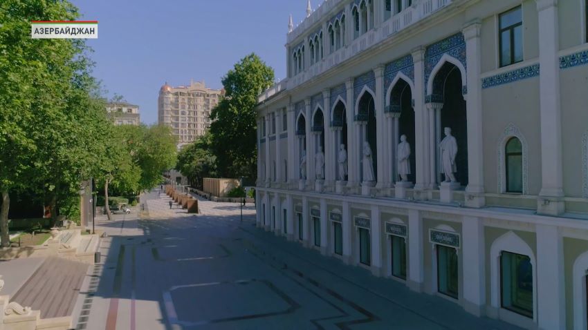 Председатель Палаты представителей Национального собрания Республики Беларусь Игорь Сергеенко и члены белорусской делегации прибыли в Азербайджан, сообщили в программе «Беларусь.Новости».  Визит проходит по поручению Президента и имеет важное значение для укрепления двусторонних отношений, а также расширения международного сотрудничества. Делегация примет участие в 13-й сессии Всемирного форума городов – масштабном международном мероприятии, посвященном актуальным вопросам урбанистики, устойчивого развития мегаполисов и обмена передовым опытом в сфере городского управления. На форуме собрались представители десятков стран, эксперты-градостроители и политики, чтобы обсудить вызовы современности – от экологии и транспортной инфраструктуры, до цифровизации городских сервисов и повышения качества жизни населения. Помимо участия в форуме Белорусская делегация проведет ряд встреч на высшем и высоком уровне с Азербайджанскими официальными лицами. В повестке – обсуждение перспектив двустороннего взаимодействия в экономике, торговле, культуре и образовании, а также поиск новых точек соприкосновения для совместных проектов. Визит призван дать импульс развитию партнерствамежду Беларусью и Азербайджаном в ключевых сферах