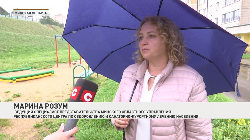 Каникулы – с пользой. Летом в Беларуси бесплатные и удешевленные путевки получат более 400 тысяч детей, сообщили в программе «Беларусь.Новости». Оздоровительные лагеря будут действовать во всех регионах страны. В Смолевичском районе такие учреждения примут почти 2,5 тысячи человек. Для ребят программа насыщенная: экскурсии, спортивные эстафеты, творческие мастер-классы. Тематика смен – на любой вкус. Так, на военно-патриотических школьники освоят навыки строевой подготовки. А для тех, кто хочет получить свою первую зарплату, будут работать лагеря труда и отдыха. Марина Розум, ведущий специалист представительства Минского областного управления Республиканского центра по оздоровлению и санаторно-курортному лечению населения: Из средств республиканского бюджета на удешевление стоимости путевок для детей из Смолевичского района планируется направить более 360 тысяч рублей. Для детей-сирот и детей , оставшихся без попечения родителей, предусмотрена возможность выделения средств из районного бюджета на доплату до полной стоимости путевок. Оздоровительные смены будут работать в учреждениях образования по всей стране. Чтобы получить путевку в пришкольный лагерь, необходимо обратиться к классному руководителю