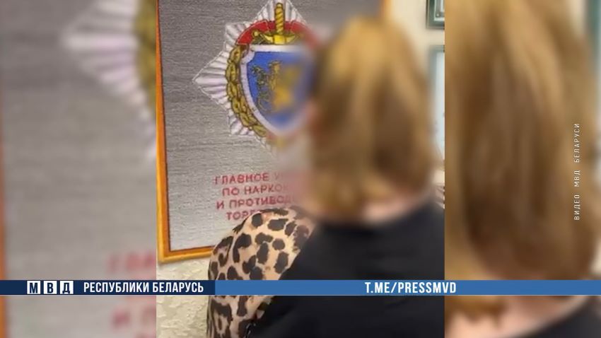 Обещали анониномность, безопасности и высокий доход. В Бобруйске задержана 33-х летняя многодетная мать. Действуя по указаниям кураторов нарко-маркета, женщина участвовала в незаконном обороте особо опасного психотропного вещества. Ее преступная карьера продлилась менее двух недель, сообщили в программе «Беларусь.Новости».  – Рассказывали, что не поймают. – Сколько вам удалось поработать? – Три раза сходила только. Говорят, обещают много чего, но в итоге это не так.   К слову, женщина является многодетной матерью и воспитывает трех несовершеннолетних детей в возрасте трех 12 и 13 лет.  Максим Яртым, заместитель начальника УНиПТЛ УВД Могилевского облисполкома: Сотрудниками наркоконтроля Могилевщины в ходе проведения оперативно-розыскных мероприятий по пресечению деятельности интернет-магазина по реализации наркотических средств задержана 33-летняя бобруйчанка, которая, действуя в составе организованной преступной группы, хранила с целью сбыта по месту жительства а также в тайниках на территории Бобруйска и Бобруйского района 1 кг. особо опасного психотропного вещества альфа-ПВП. Следственные органы возбудили уголовное дело. Фигурантке грозит до 20 лет лишения свободы