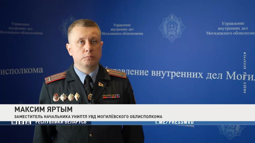 Обещали анониномность, безопасности и высокий доход. В Бобруйске задержана 33-х летняя многодетная мать. Действуя по указаниям кураторов нарко-маркета, женщина участвовала в незаконном обороте особо опасного психотропного вещества. Ее преступная карьера продлилась менее двух недель, сообщили в программе «Беларусь.Новости».  – Рассказывали, что не поймают. – Сколько вам удалось поработать? – Три раза сходила только. Говорят, обещают много чего, но в итоге это не так.   К слову, женщина является многодетной матерью и воспитывает трех несовершеннолетних детей в возрасте трех 12 и 13 лет.  Максим Яртым, заместитель начальника УНиПТЛ УВД Могилевского облисполкома: Сотрудниками наркоконтроля Могилевщины в ходе проведения оперативно-розыскных мероприятий по пресечению деятельности интернет-магазина по реализации наркотических средств задержана 33-летняя бобруйчанка, которая, действуя в составе организованной преступной группы, хранила с целью сбыта по месту жительства а также в тайниках на территории Бобруйска и Бобруйского района 1 кг. особо опасного психотропного вещества альфа-ПВП. Следственные органы возбудили уголовное дело. Фигурантке грозит до 20 лет лишения свободы