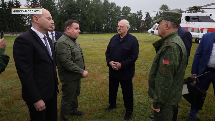 Лукашенко подарили первый белорусский автомат