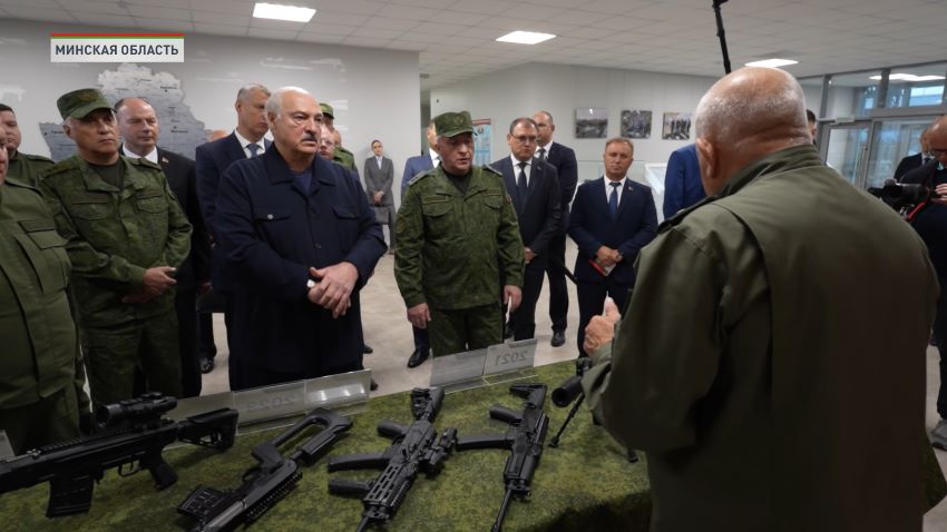 Лукашенко подарили первый белорусский автомат