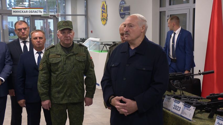 Лукашенко подарили первый белорусский автомат