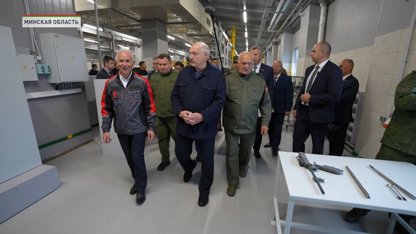 Лукашенко подарили первый белорусский автомат