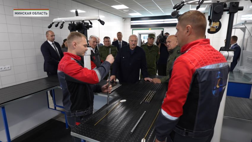 Лукашенко подарили первый белорусский автомат