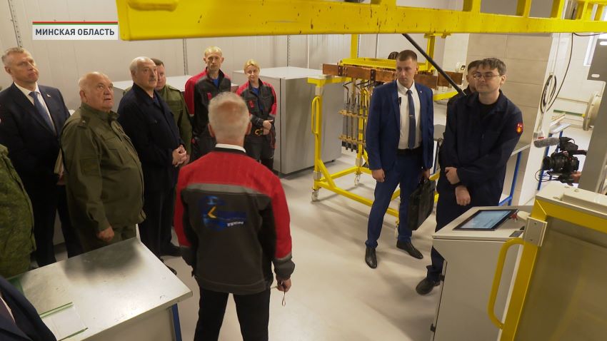 Лукашенко подарили первый белорусский автомат