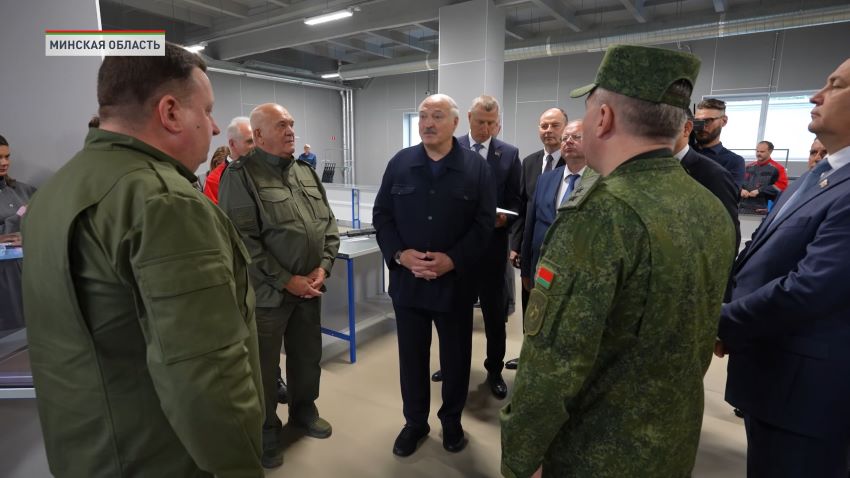 Лукашенко подарили первый белорусский автомат