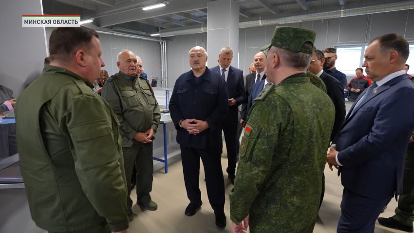 Лукашенко подарили первый белорусский автомат