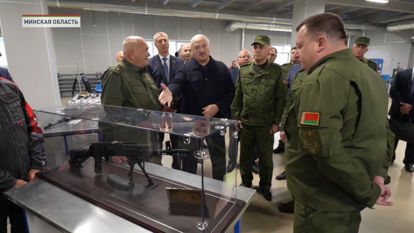 Лукашенко подарили первый белорусский автомат