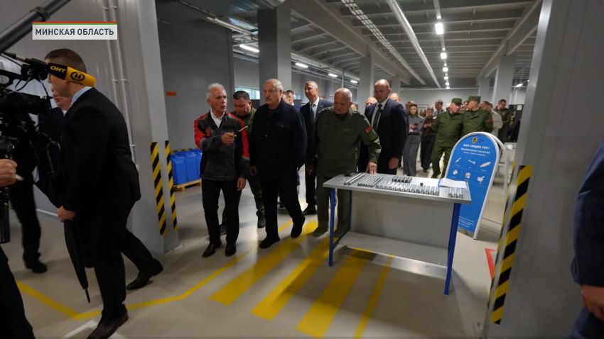 Лукашенко подарили первый белорусский автомат