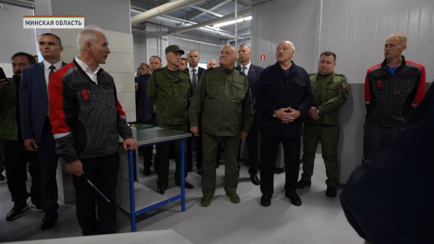«Это основа любой армии» – Лукашенко посетил уникальное отечественное производство стрелкового оружия