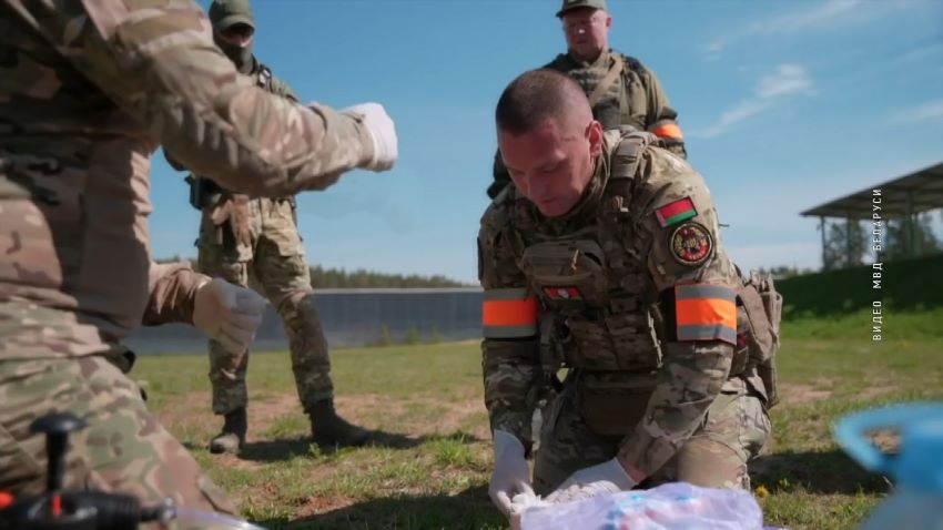 Военнослужащие войсковой части 3214 и отряда «Буран» провели занятия с отрядом специального назначения «Честь». Под руководством опытных инструкторов добровольцы отработали передвижение на поле боя, штурм окопа противника, оказание само- и взаимопомощи,сообщили в программе «Беларусь.Новости». Особое внимание уделили бою в плотной застройке, стрельбе из броне автомобиля и управлению подразделением с помощью беспилотника. Спецназовцы из Гомеля сосредоточились на стрельбе из автомата Калашникова, пистолета ТТ и винтовки СВЧ. Упражнения прошли в формате состязания. Также участники закрепили тактику действий штурмовых групп и навыки военной медицины. В завершение лучших бойцов наградили дипломами и ценными подарками. Участники отметили, что такие соревнования не только проверяют уровень подготовки, но и мотивируют к дальнейшему совершенствованию. Это повышает шансы успешно выполнить боевую задачу в любых условиях. 