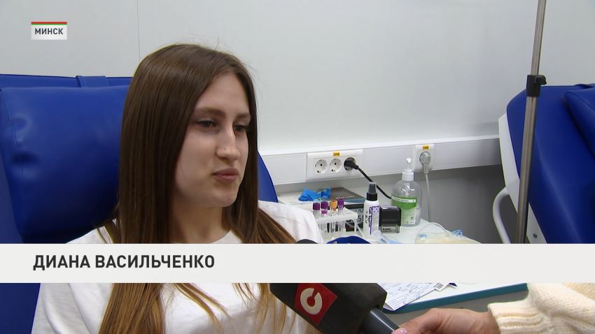 Возможность спасти чью-то жизнь. 19 мая стартовала республиканская благотворительная акция по безвозмездному донорству «Белая Русь – родная кровь», сообщили в программе «Беларусь. Новости». Масштабный проект, проходит при поддержке РНПЦ трансфузиологии и медицинских биотехнологий. Только в Минске к акции присоединились около 150 человек. После медицинского осмотра и анализов доноры сдали кровь в мобильном комплексе. К слову, около половины всех запасов донорской крови в Беларуси заготавливается в выездных условиях. Диана Васильченко: Ежегодно, я бы сказала, принимаю участие в данной акции. И в принципе, хочется помочь людям, которые нуждаются в крови, благое дело сделать. Я хорошо переношу всегда каждую донацию, нет у меня противопоказаний, в принципе, к этому, что мне тоже очень нравится.   Наталья Климович, заместитель председателя Минской городской организации РОО «Белая Русь»: Наша организация всегда помогает людям. Помогает и подставляет плечо. Поэтому, услышав, что есть необходимость в поддержке и помощи, мы, конечно же, пошли навстречу. Принять участие может любой здоровый человек в возрасте от 18 до 60 лет, без нарушений по здоровью. Конечно же, не меньше 50 килограмм веса и не более 100. Акция продлится по 12-е июня. Она проводится в рамках реализации масштабного Республиканского социального проекта по развитию донорства «Добро. Донорство. Жизнь». В прошлый раз участие в инициативе приняли порядка 9 тысяч белорусов