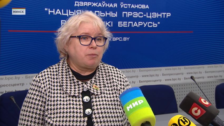 Более 13 тысяч выпускников примут участие в «Последнем звонке» на «Минск-Арене»,сообщили в программе «Беларусь.Новости». Масштабную развлекательную программу для столичных выпускников организуют 23 мая. В этот день торжественные линейки пройдут во всех учреждениях образования страны. При этом республиканский праздник «Последний звонок» в 2026 году в Беларуси проводить не будут. Такое решение приняли, руководствуясь высокой нагрузкой на выпускников и плотным графиком экзаменационной кампании. Что касается выпускных вечеров – в этом году они состоятся 12 июня. Отличительной особенностью станет новый формат торжеств. Официальная часть вначале пройдет в самих школах и гимназиях, а развлекательная часть – на четырех крупных площадках: «Чижовка-Арена», «Футбольный манеж», «Дворец спорта» и «Спортивно-культурный центр Белорусского государственного университета культуры и искусств». Анна Рысевец, начальник отдела воспитательной и идеологической работы комитета по образованию Мингорисполкома: Решение в пользу такого формата проведения выпускных вечеров было принято по итогам прошлогоднего праздника, который был организован для выпускников заводского района. И вот как раз те положительные отзывы и именно такой формат позволили принять решение городским властям в проведении праздников на базе этих площадок.  Если говорить об экзаменах, в порядке проведения итоговой аттестации глобальных изменений нет. Выпускники 11-х классов будут сдавать два централизованных: 26 мая – предмет на выбор, 28-го числа – один из государственных языков. Однако новшества все же есть. В 2026 году от сдачи ЦЭ впервые могут полностью освободить по медицинским показаниям. Для этого имеется специальный перечень Министерства здравоохранения