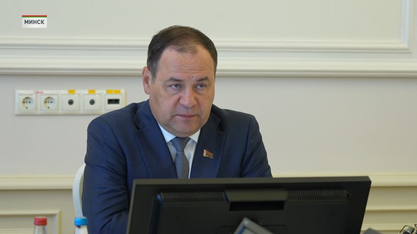Ставка рефинансирования снизится до 9,25% с первого июня, сообщили в программе «Беларусь.Новости».  Такое решение было принято на заседании правления национального банка Беларуси. Тенденции, которые наблюдаются в экономике и денежно-кредитной сфере, характеризуются устойчивой положительной динамикой. В свою очередь это создает предпосылки для уточнения монетарной политики. Продолжается и замедление роста инфляции. Роман Головченко, председатель правления Нацбанка Беларуси: В апреле 2026 года инфляция в годовом выражении составила 5,4%, снизившись достаточно существенно от уровня прошлого года. На положительную траекторию вышел ВВП. Улучшаются показатели внешней торговли, обеспечивается устойчивая ситуация на внутреннем валютном рынке. Сохраняется высокая сберегательная активность населения. По итогам апреля 2026 года годовой прирост срочных рублевых депозитов населения составил 40,5%, что превышает рост 2025 года, который также характеризовался высокой сберегательной активностью. Снижение ставки рефинансирования сделает доступнее кредиты. А у тех, чей заем привязан к этой величине уменьшаться ежемесячные выплаты. Однако стоит отметить, что снизятся и проценты по рублевым вкладам. Большую выгоду ощутит реальный сектор экономики: компании смогут привлекать финансирование на модернизацию и реализацию других проектов. А доступность кредитов для населения подстегнет потребительскую активность, что положительно скажется на росте розничного товарооборота