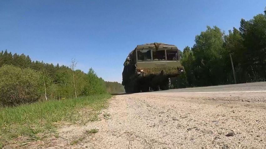 64 тысячи военнослужащих и сотни единиц военной техники, включая дальнюю авиацию, флот и подводные лодки. В России проходят учения сил стратегического сдерживания, сообщили в программе «Беларусь.Новости».  Ключевая задача – слаживание действий в сфере ядерной безопасности Союзного Государства. Особый акцент на совместной подготовке и применении тактического ядерного оружия, которое расположено на территории Беларуси. Ракетные соединения переведены в высшую степень готовности. Личный состав отработал доставку боеприпасов на полевые склады, со скрытным выдвижением в районы пусков