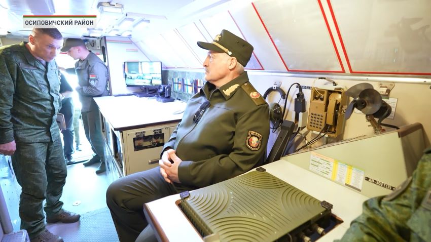 Лукашенко о комплексе «Искандер»: «Когда-то я об этой машине мечтал, а сегодня она у нас не одна»