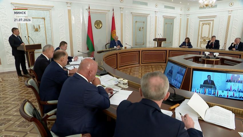 Лукашенко о кадровых вопросах: всех чиновников области, района и правительство – на технику