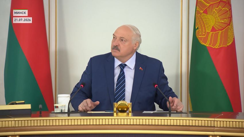 Лукашенко о кадровых вопросах: всех чиновников области, района и правительство – на технику