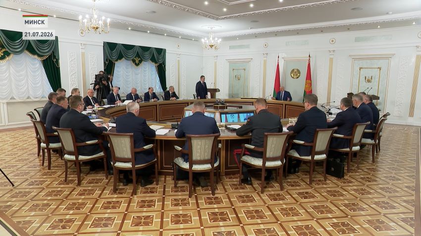 Александр Лукашенко заслушал доклад министра обороны Беларуси Виктора Хренина