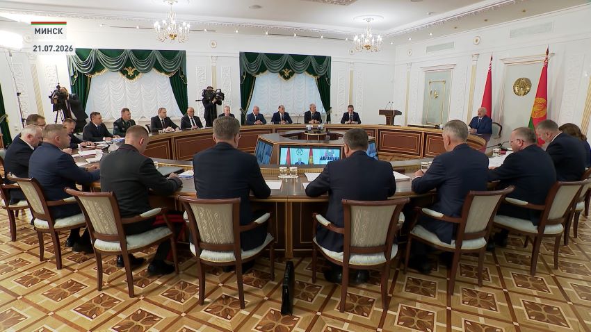 Лукашенко о кадровых вопросах: всех чиновников области, района и правительство – на технику